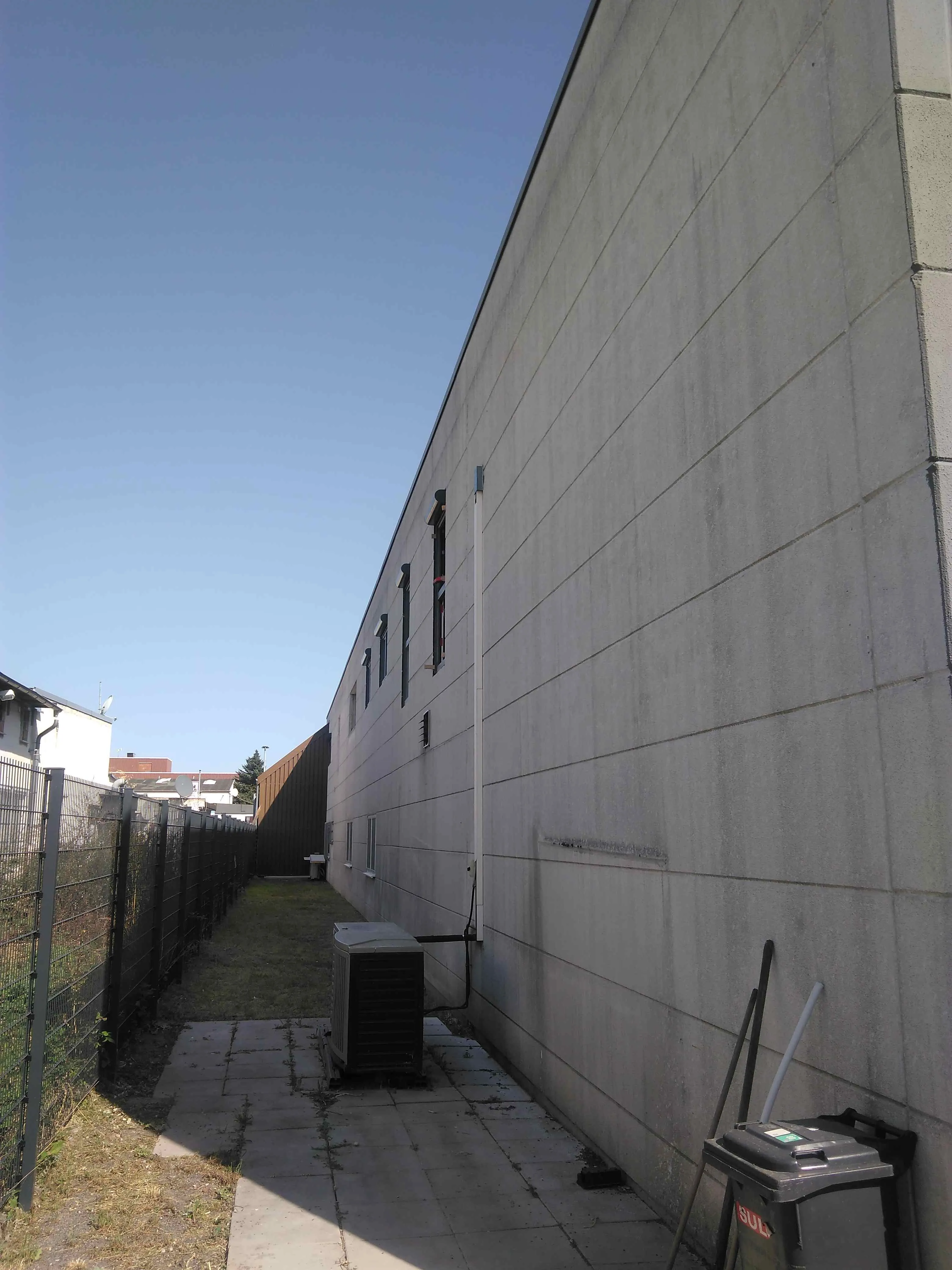 Industriefassade vor dem Fenstereinbau mit freigelegtem Schacht